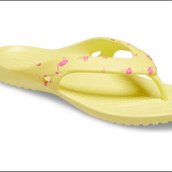 Women’s Yellow Crocs w/Pink FLAMINGOS Print Flip Flops Sandals Kadee II - Picture 2 of 8